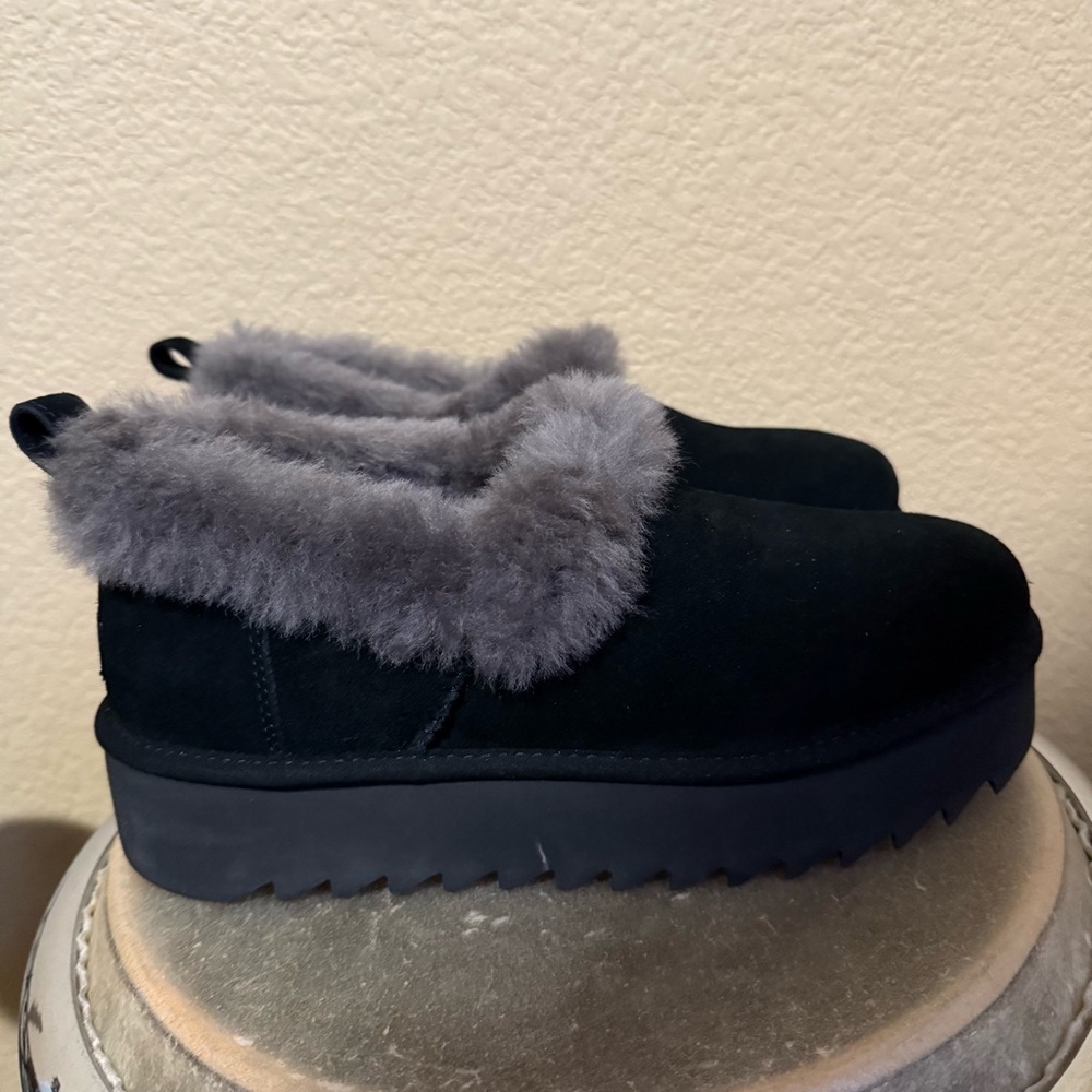 UGG Nita Genuine Shearling slipper! Size 8
